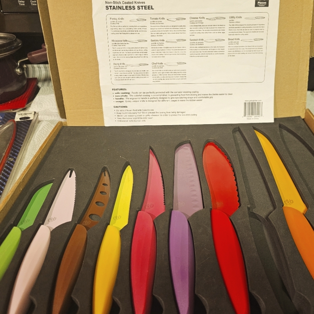 A unique set of Stainless steel knives with various special features! Brand GELA
